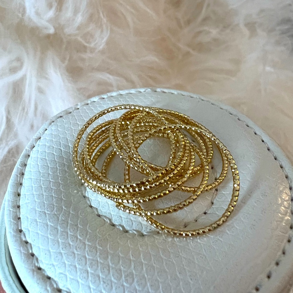 Costume Jewelry - goldtone intertwined ring - size 7.5
